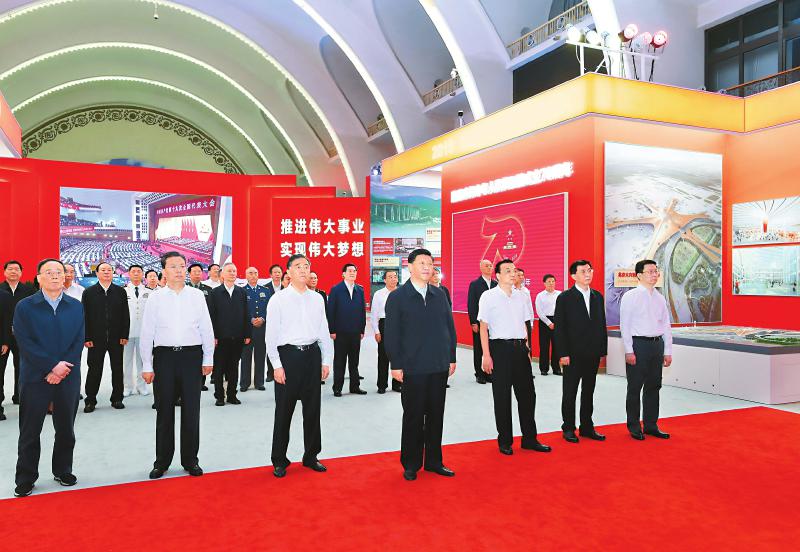 习近平参观庆祝中华人民共和国成立70周...