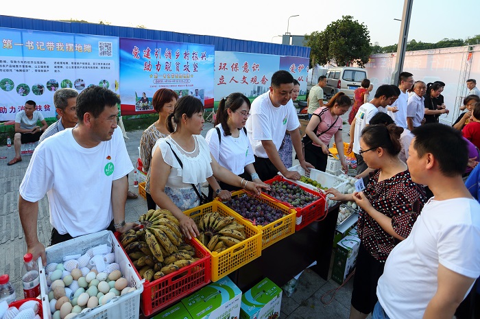 威远县第一书记亮开嗓子摆地摊卖农货（摄影：冷国文）.jpg