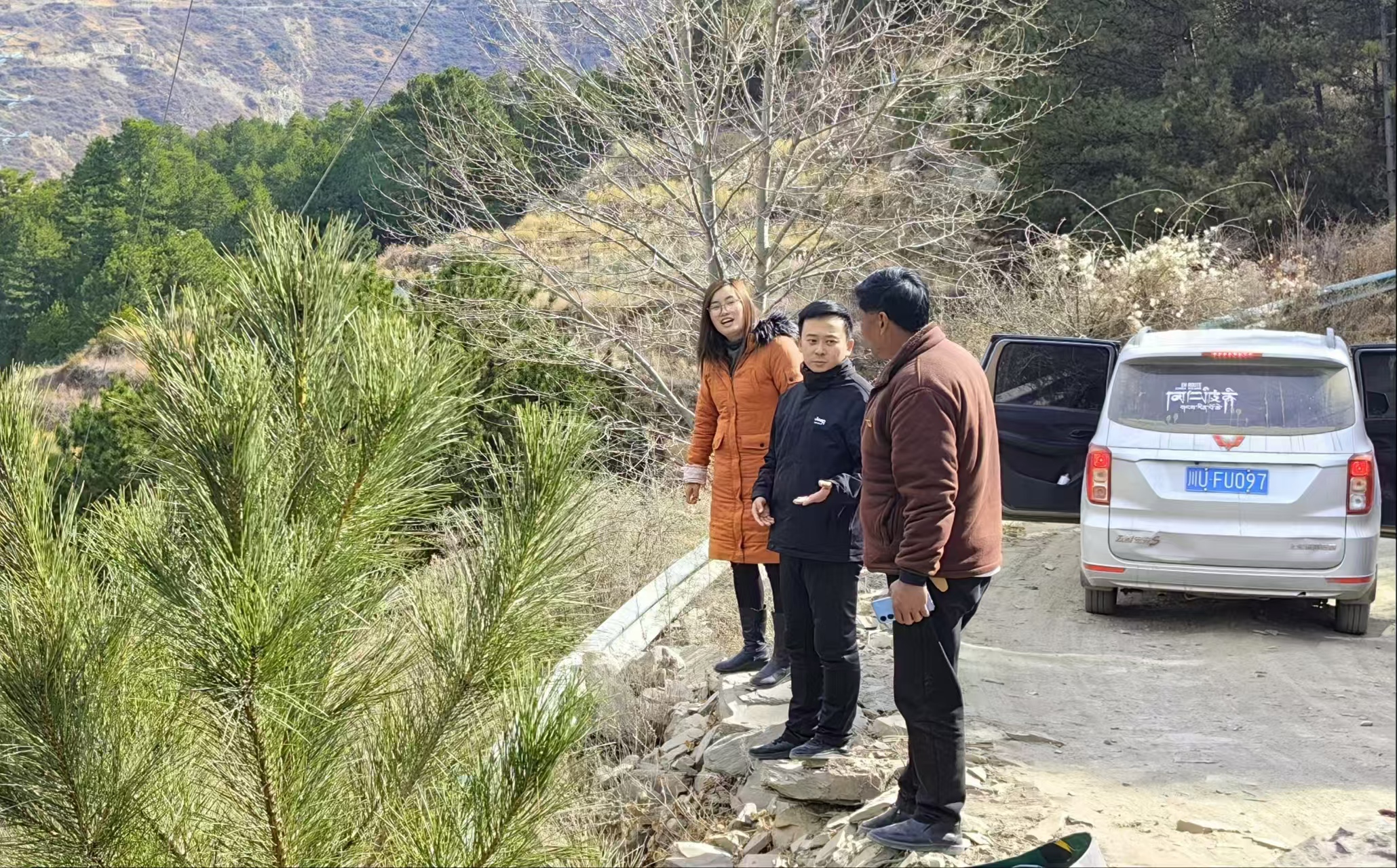 2024年初与村两委和包村领导在马尔村村道沿线查看地灾隐患.jpg