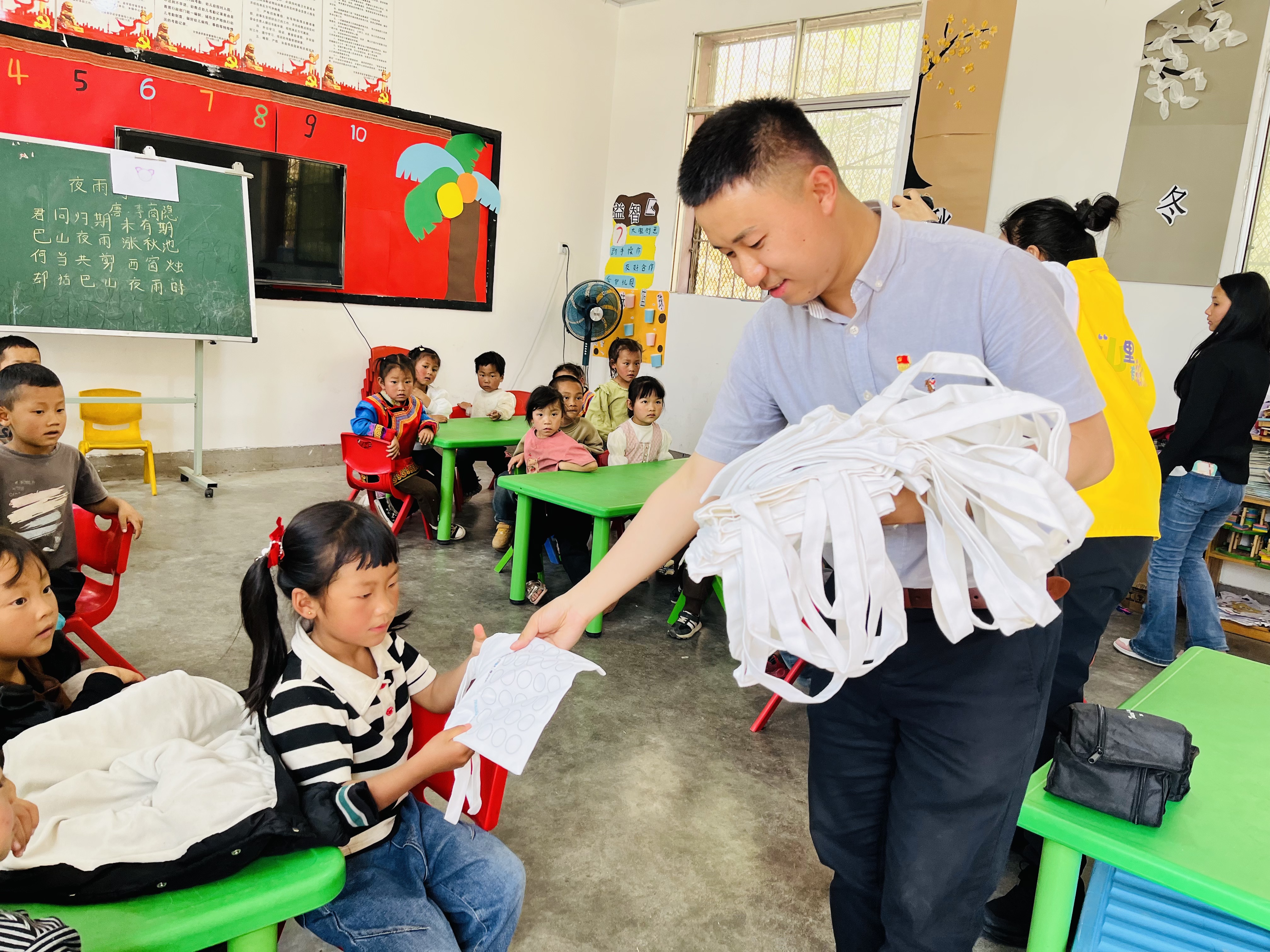 2024年4月19日，旭光科技、新市坝镇党委联合公益组织赴阿加衣村幼教点开展“山里有彩虹”教育帮扶活动.jpg