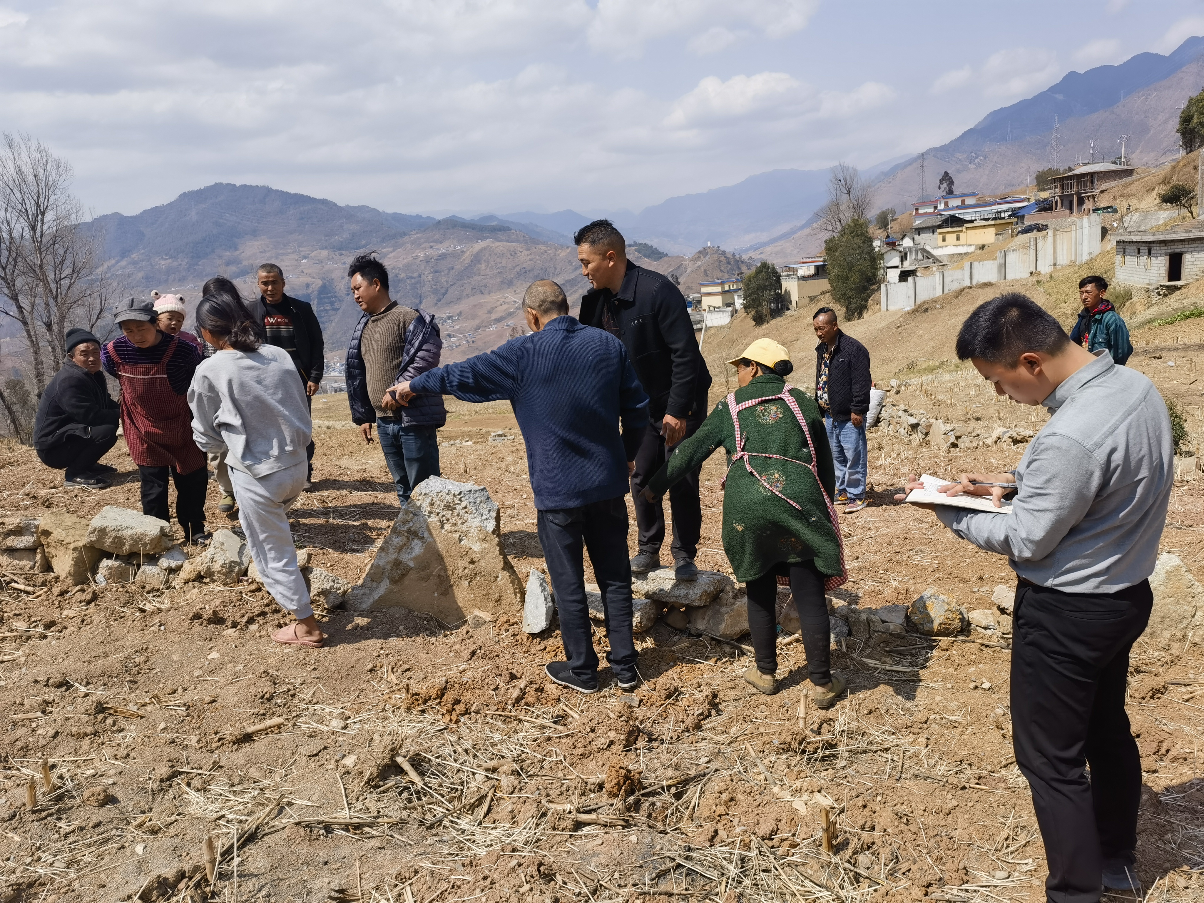2024年3月13日，阿加衣（原比一市村）进行土地流转现场测量面积.jpg