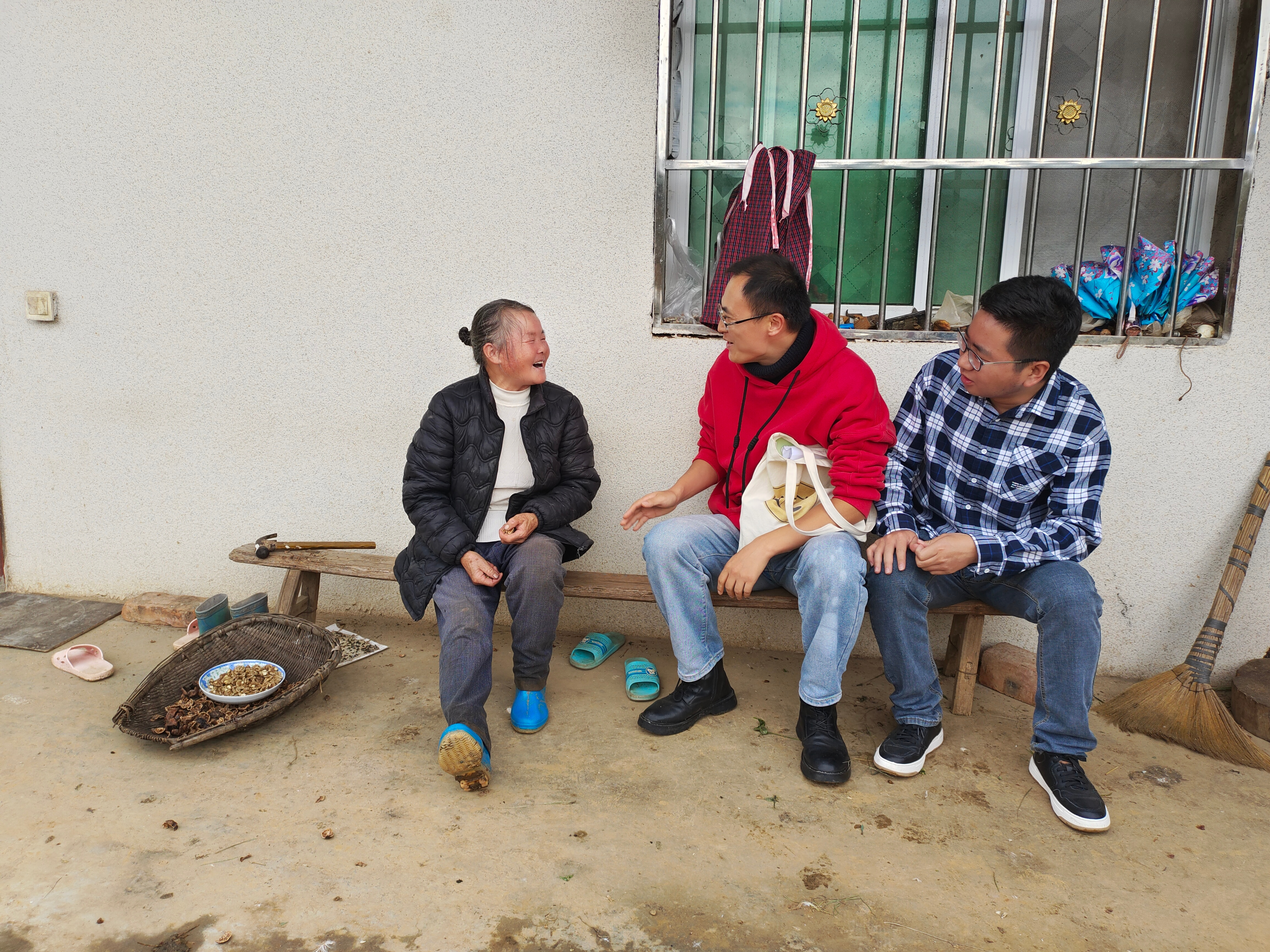 图片2：驻村工作队入户走访.png
