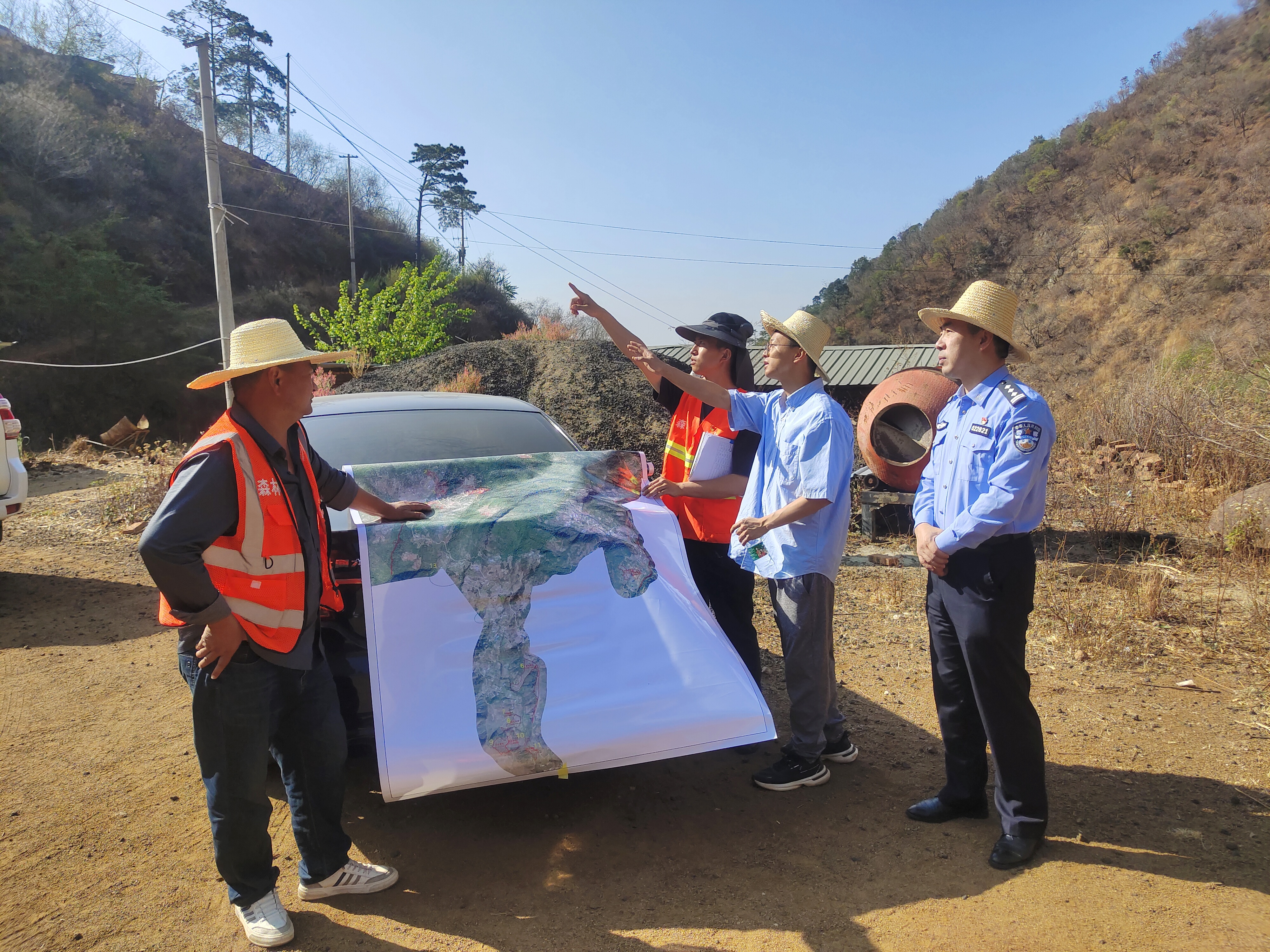 3.邀约大唐观音岩水电公司来村实地踏勘建设集中式光伏项目的可行性.jpg