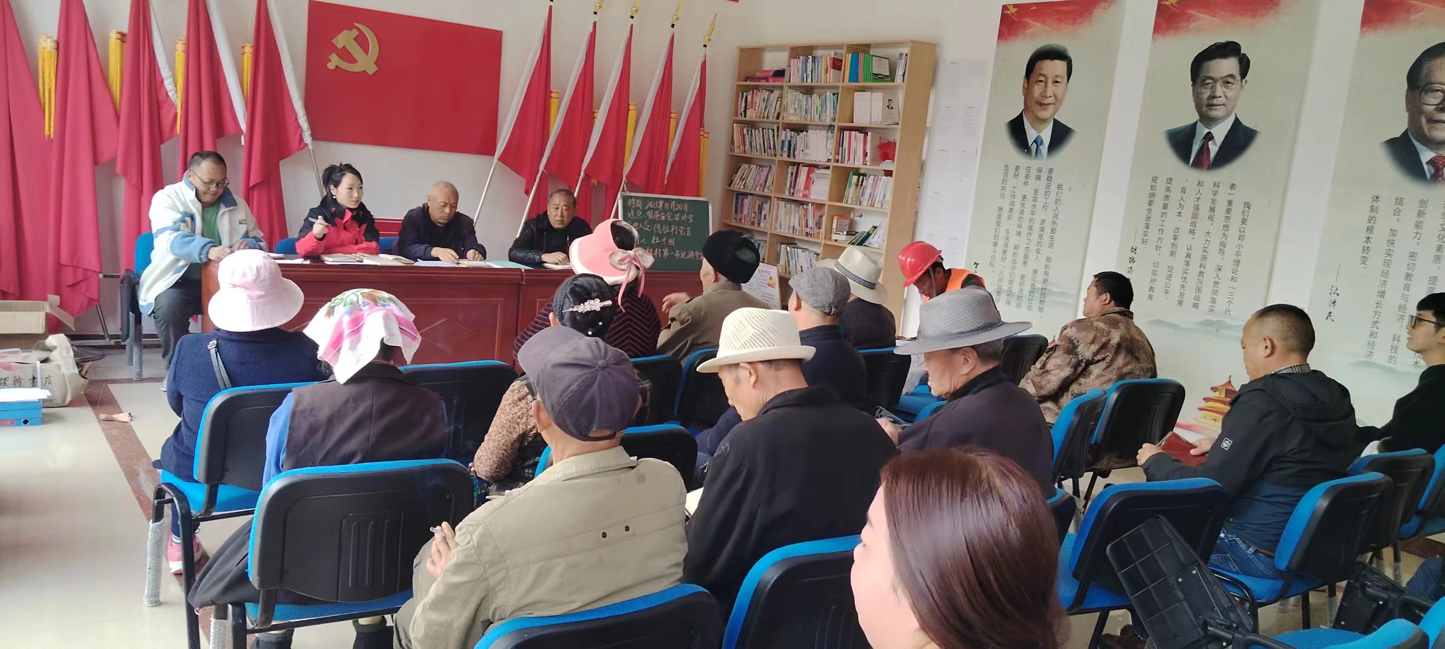 2023年10月20日，何小青在咯尔乡德胜村村委会上党课.jpg