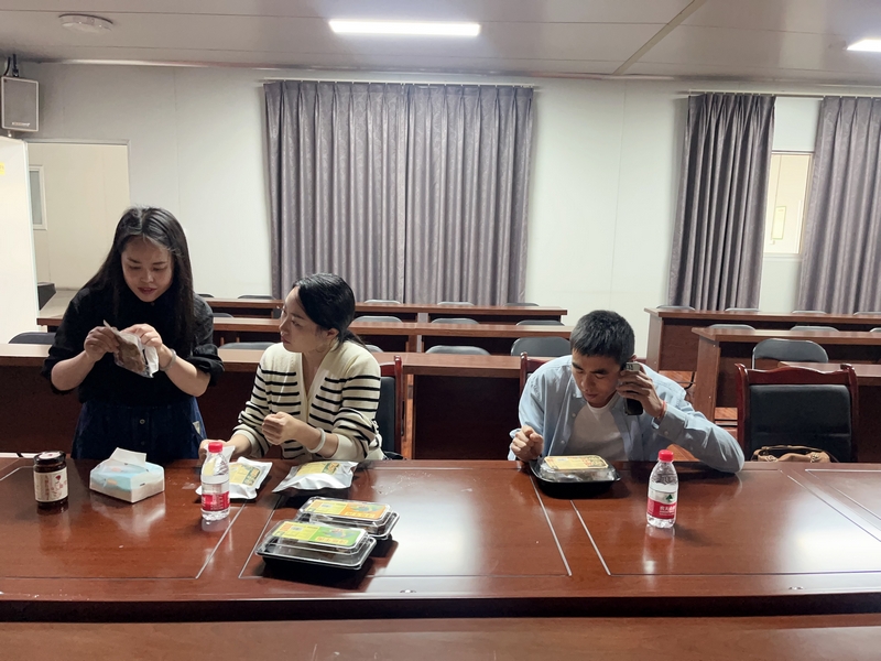 杨丽莉（中一）与包村干部到企业洽谈“一片棒棒鸡”合作事宜.jpg