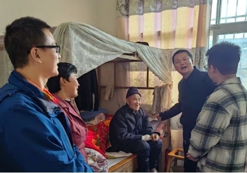 刘林走访村里困难群众.jpg