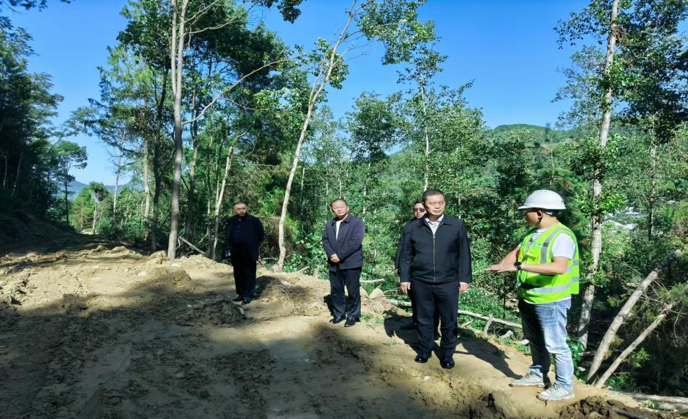 刘林实地跟踪道路硬化项目进展.jpg