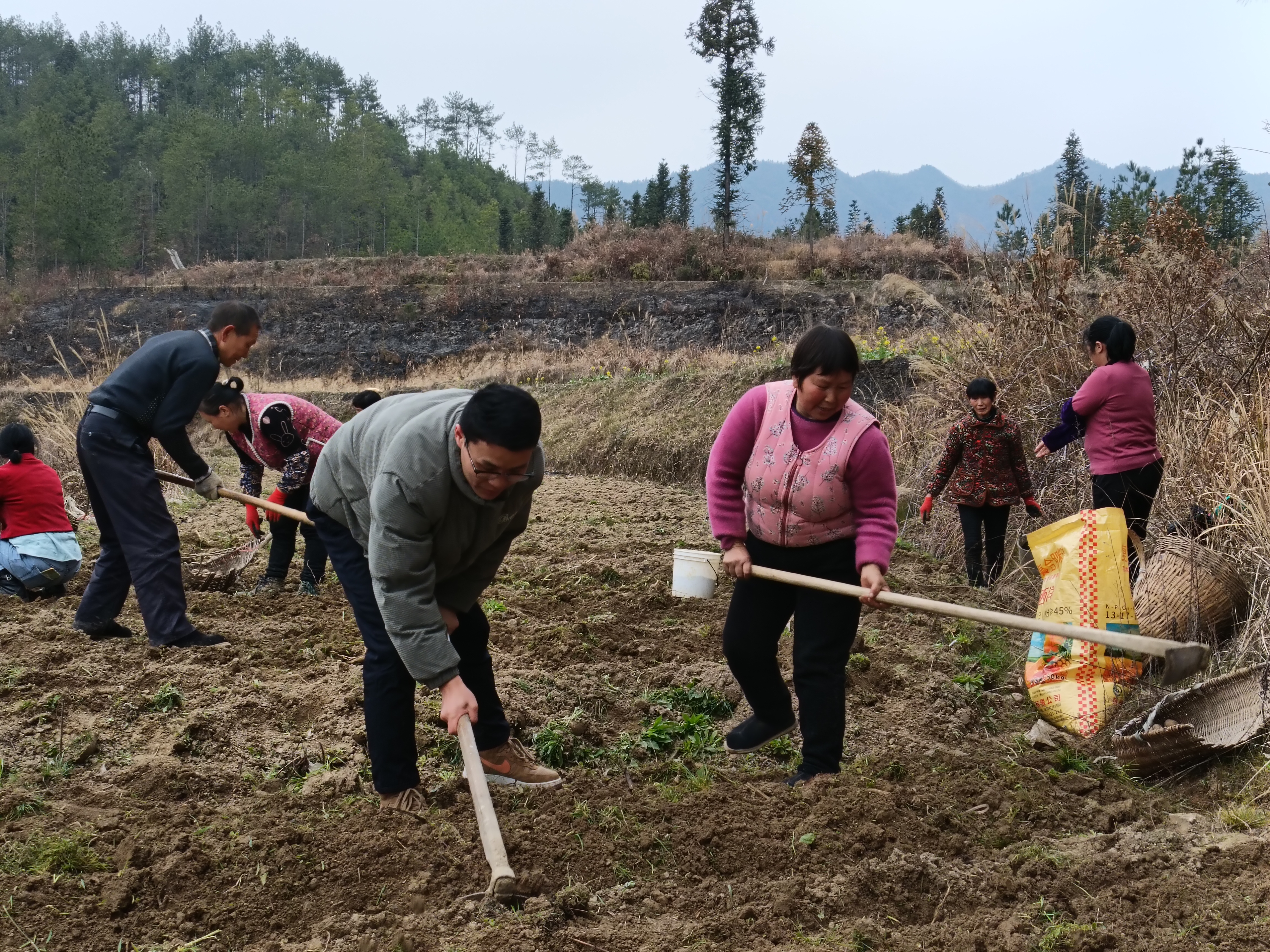 带领村民开展撂荒地复耕复种.jpg