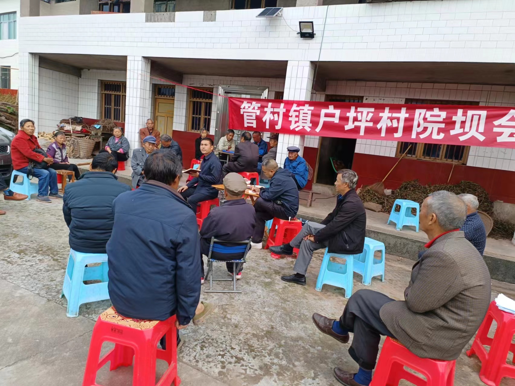 主持召开院坝会.jpg