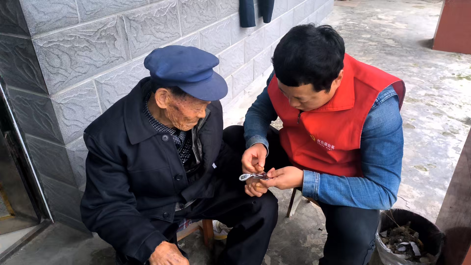 彭治锦暖心走访芋河村高龄老人.jpg