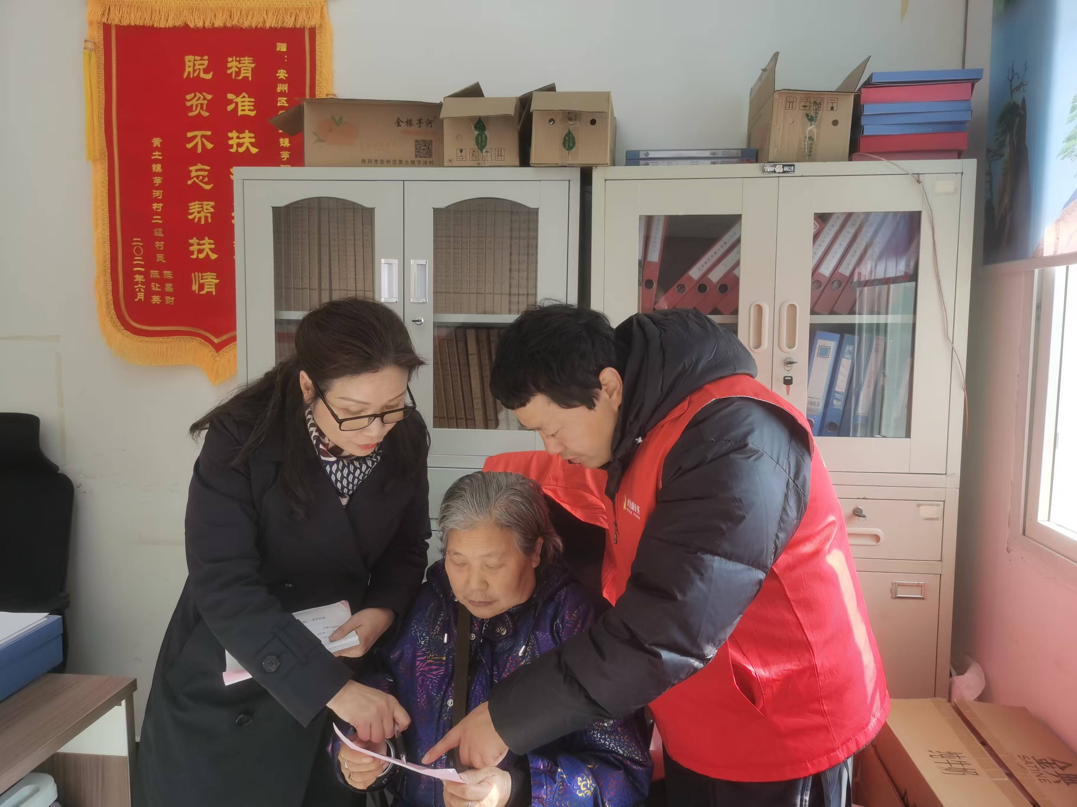 彭治锦与眼科医院专家为村民宣讲白内障手术救助政策.jpg