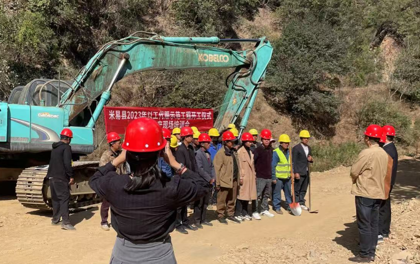 图片2：板棚村9组、10组通组道路硬化项目开工仪式.png