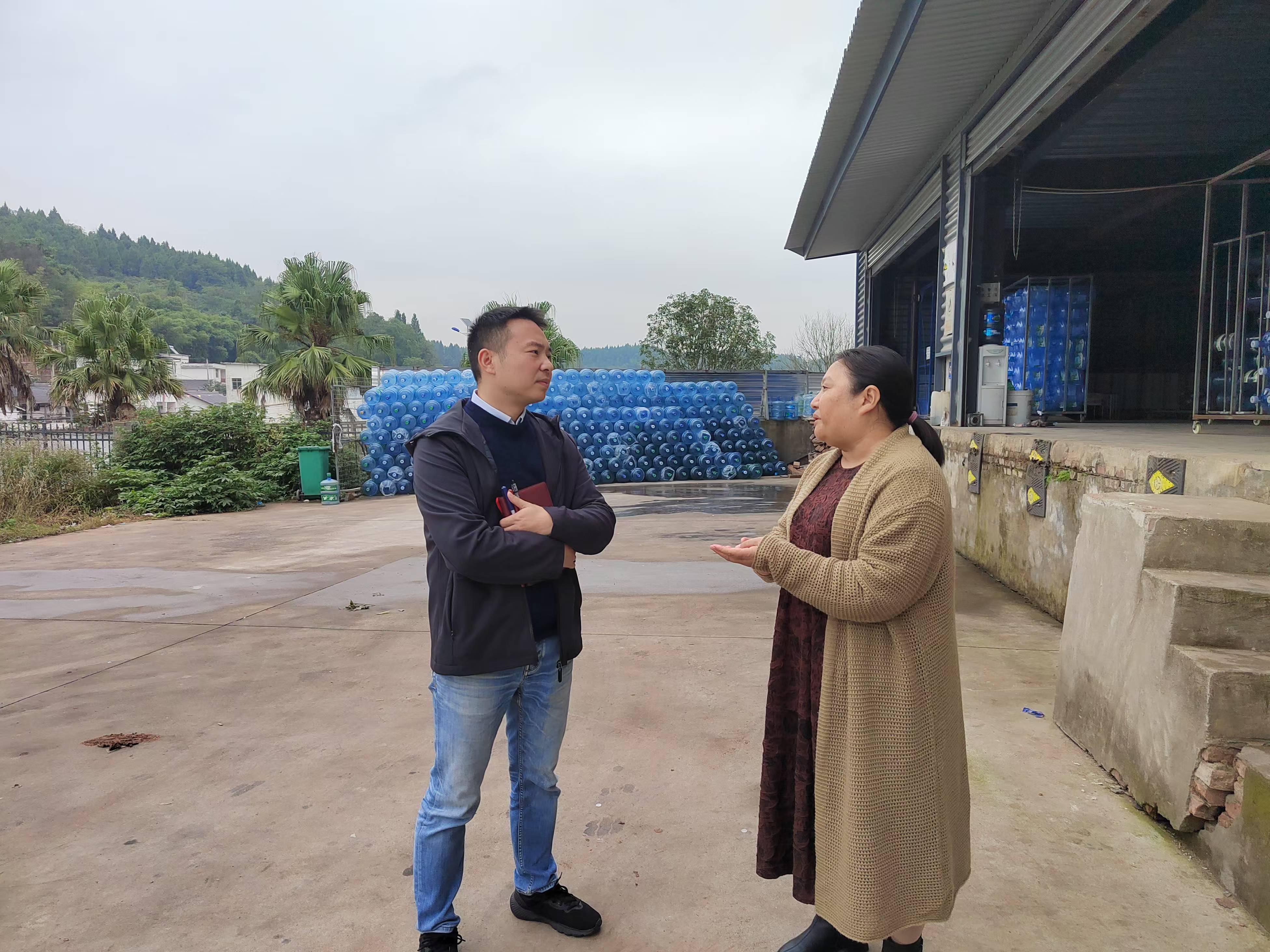 11月，到赫溪农夫水厂调研，与负责人罗海蓉交流扩项项目推进情况。.jpg