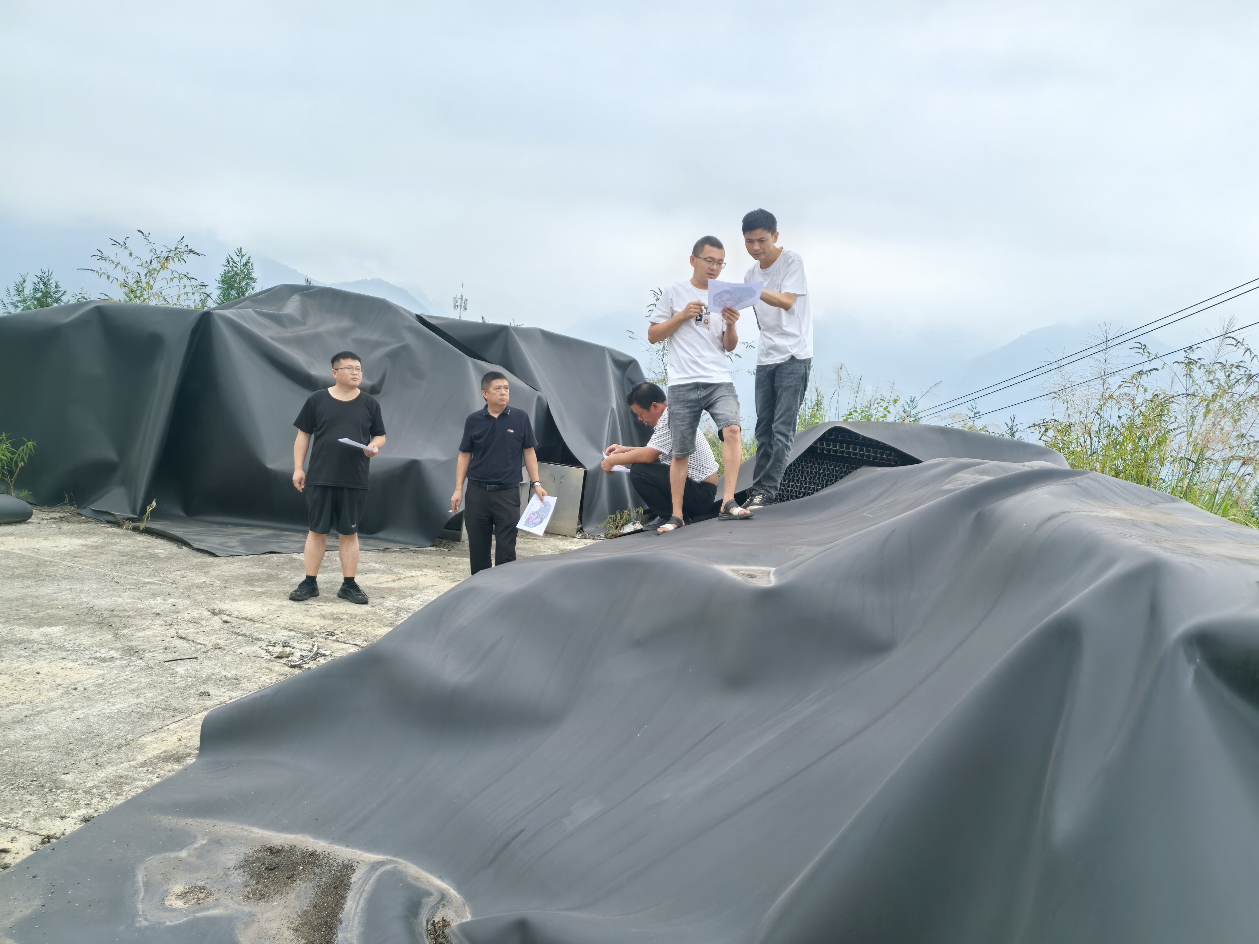 第一书记李嘉明（左一）与村支书、企业现场勘查村集体基地项目.jpg