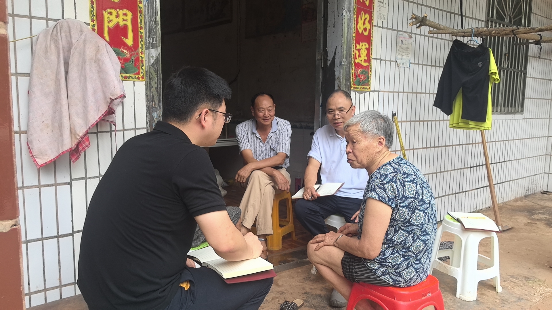 入户了解老百姓因病家庭困难情况.jpg