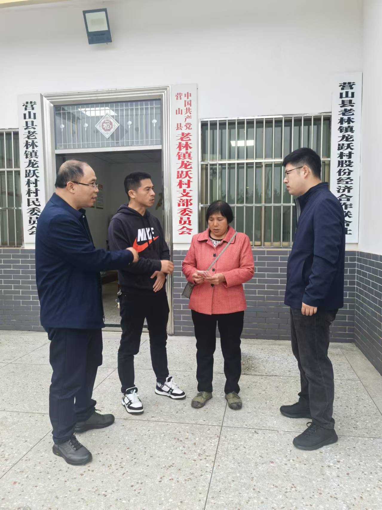 发放临时救助补贴.jpg