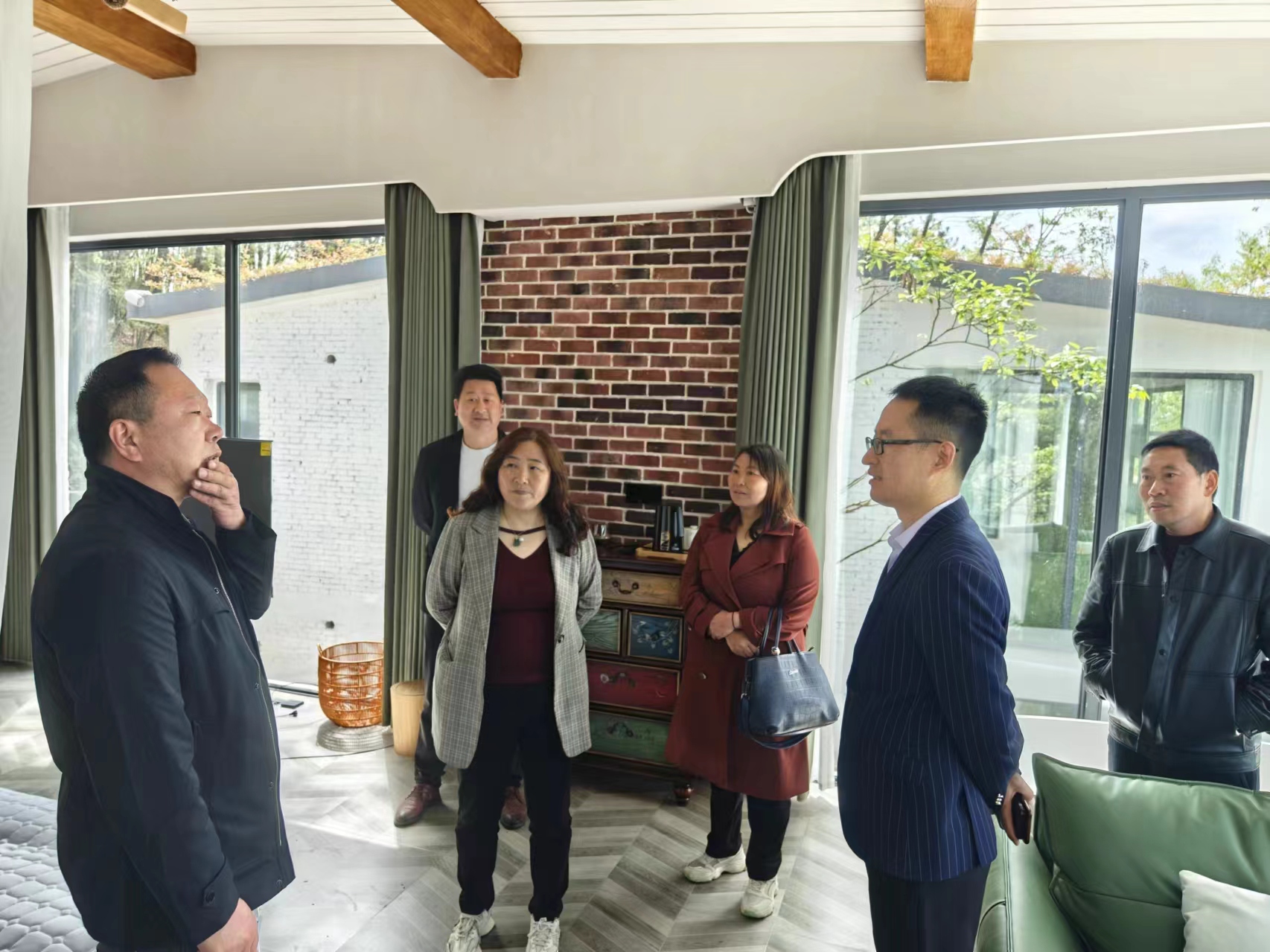 01魏湛带领村组干部参观考察.jpg