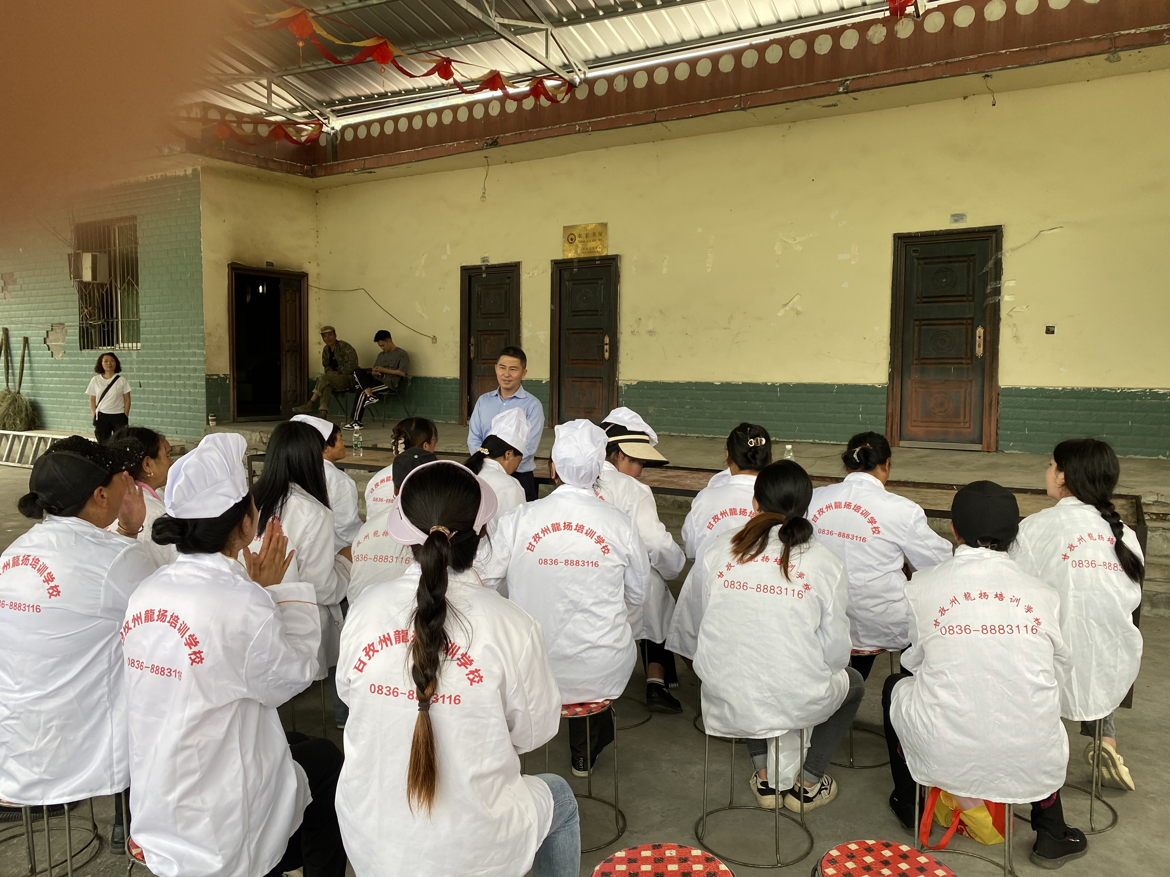 李戈书记在厨师技能培训现场动员讲话.jpg