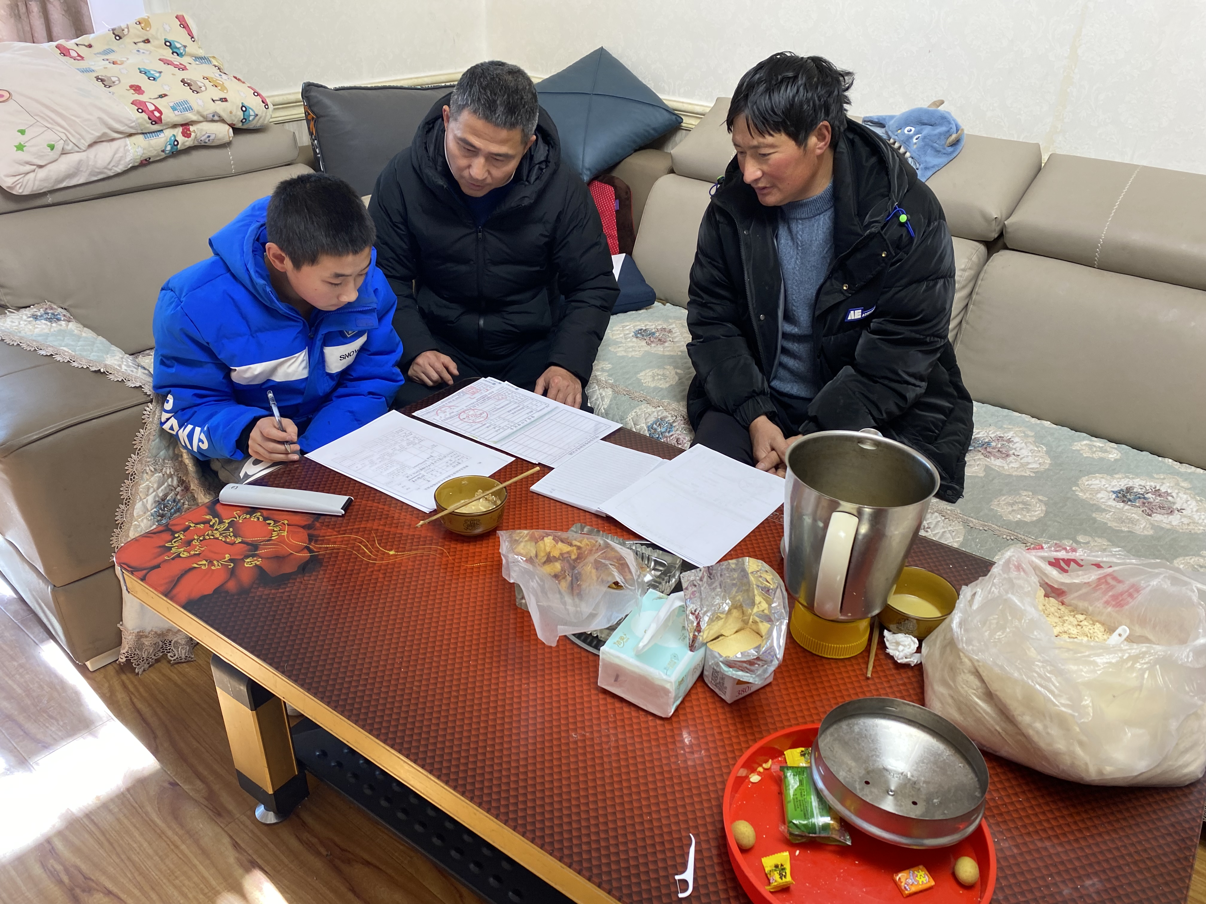 李戈书记入户家访“事实无人抚养儿童”.jpg