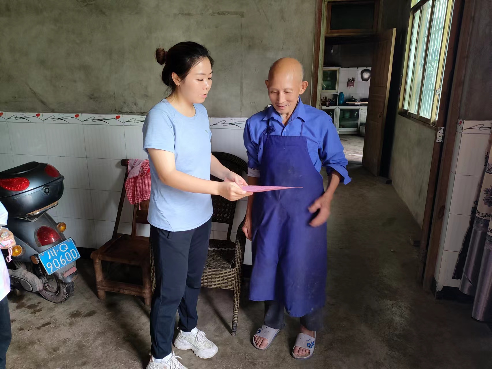 彭小兰左一1.jpg