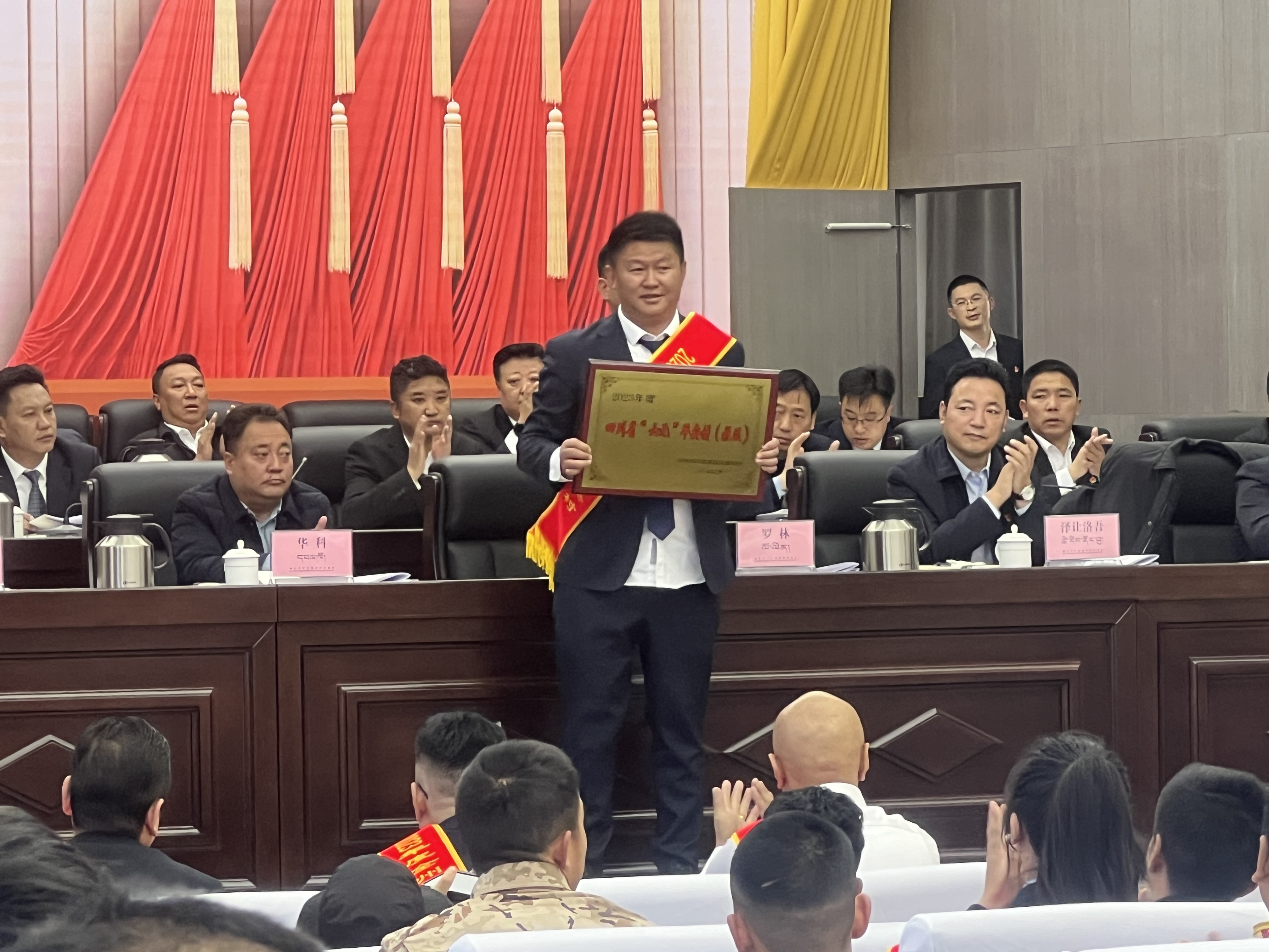 （插图）上台领取四川省“六无”平安村奖牌.jpg