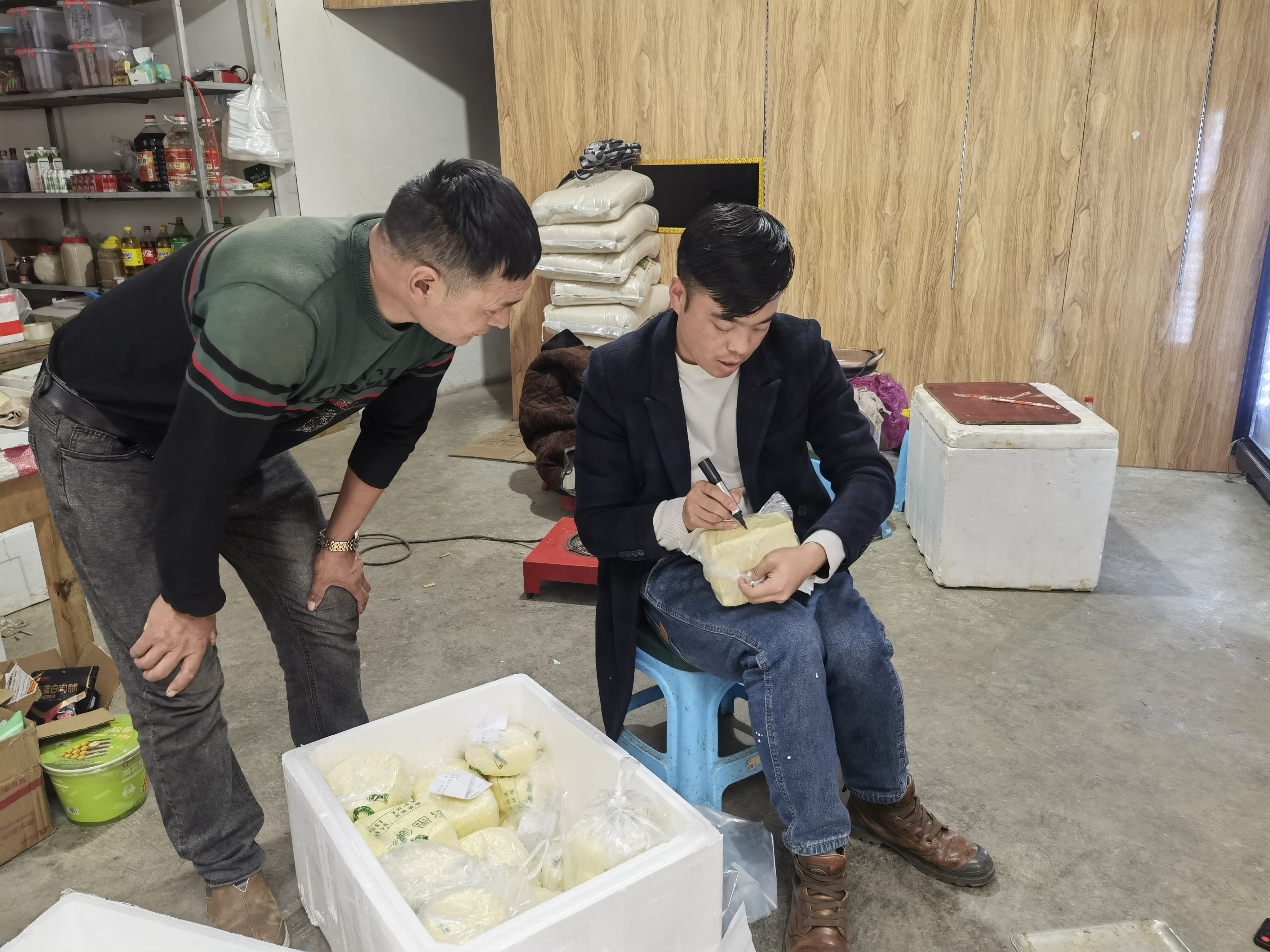 2023年利用自身网络平台帮助脱贫户、困难群众销售畜牧产品.jpg