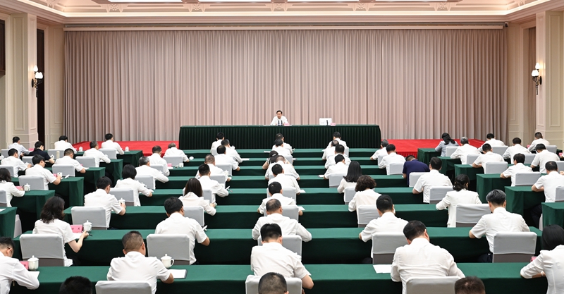 王晓晖向年轻干部讲学习教育专题党课时强...