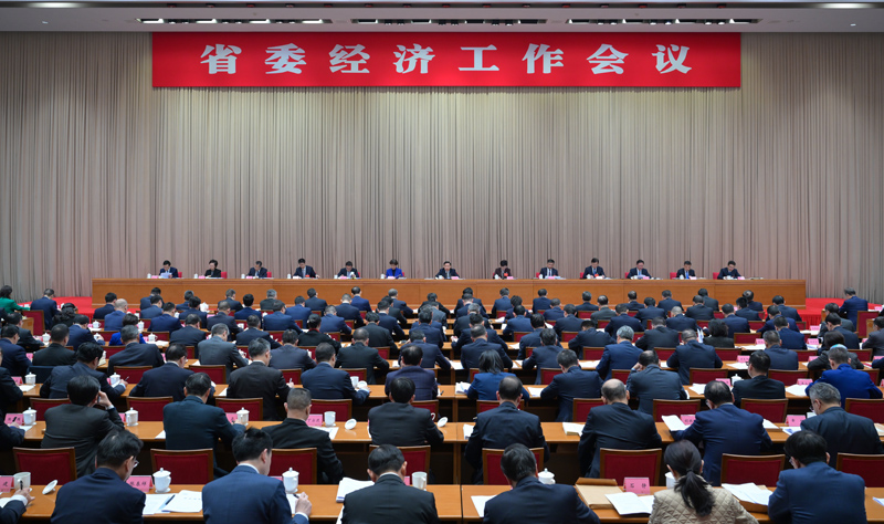 省委经济工作会议在成都举行 王晓晖施小...